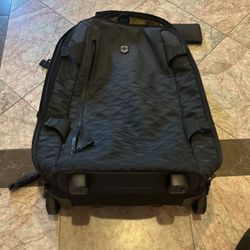 Victorinox Men’s Carry On Suitcase 