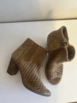 TOMS TAN OPEN TOE BOOTIES SZ:6