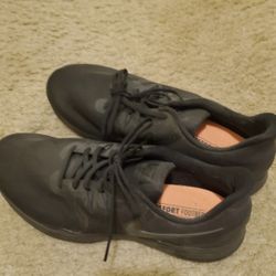 Black Nike Tennis Shoes