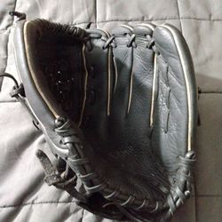 RAWLINGS -BLACK 11-1/2 INCH BASE BALL GLOVE 