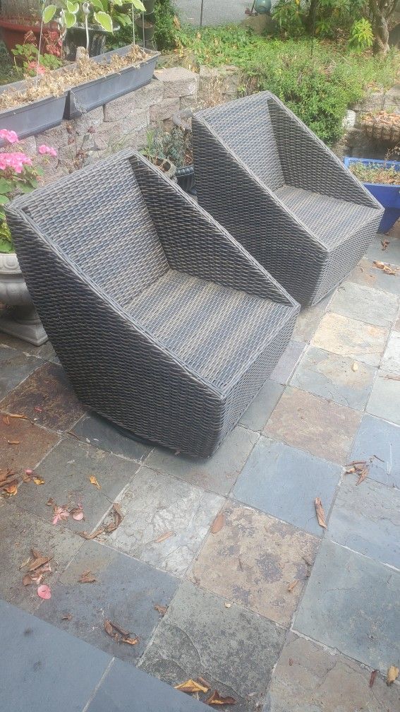 Heyfield Swivel Chair Set