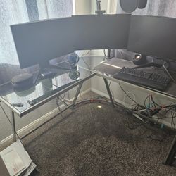 🪑 Corner Glass Desk – Metal Frame