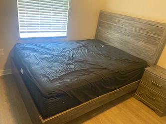 Queen Bedroom Set w/ Dresser, Mirror & Nightstand – Like New