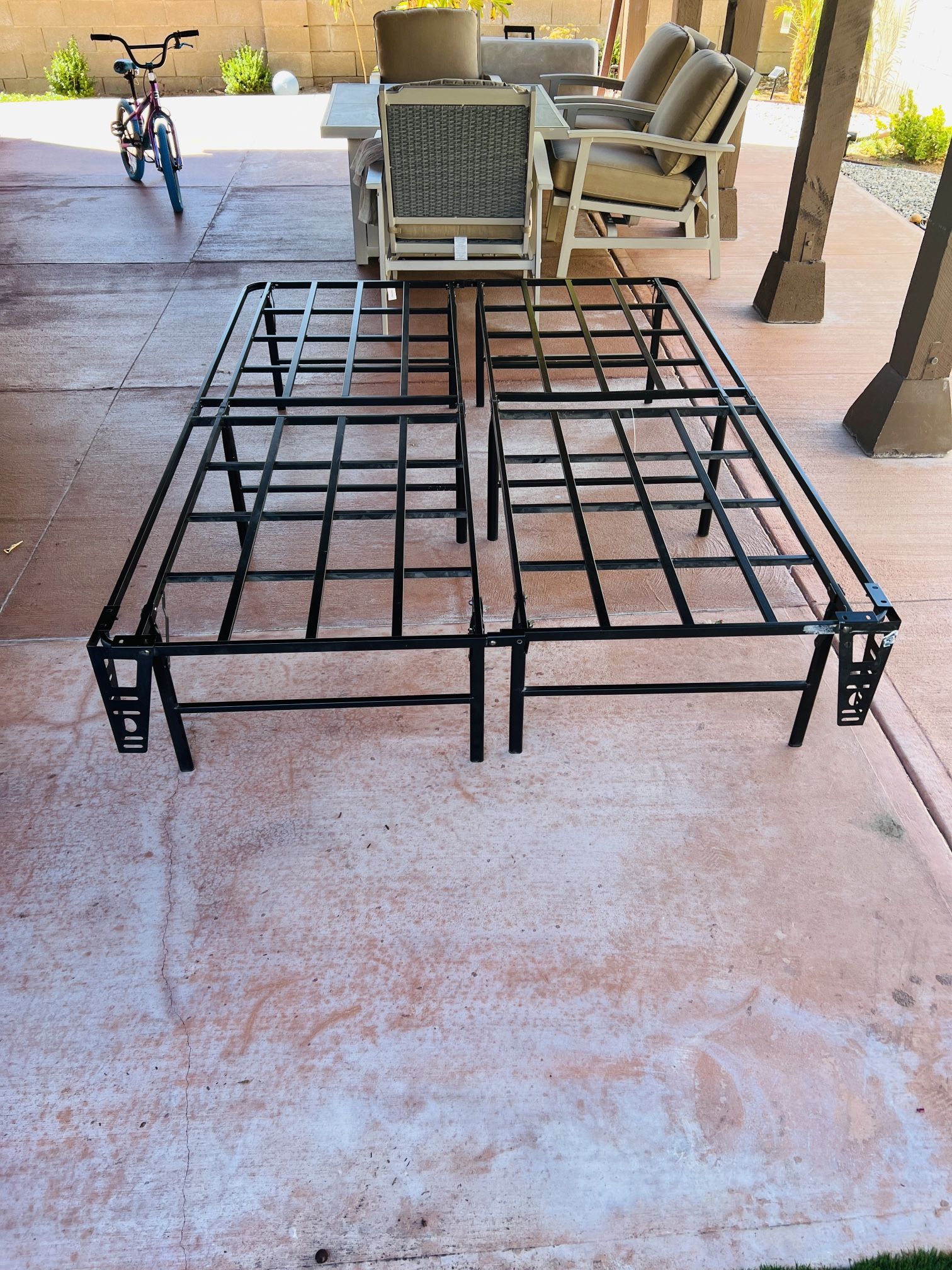 🛏 Queen Size Metal Platform Bed Frame – Like New!