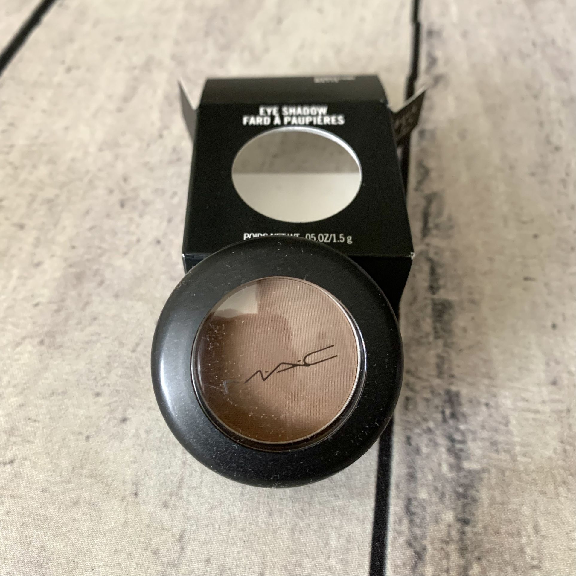 MAC COSMETICS EYESHADOW - Sandstone Matte 1.5 g / .05 oz full size