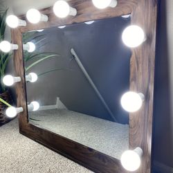 BRAND NEW PROFESSIONAL MAKEUP VANITY MIRROR. 34*29 Inches 