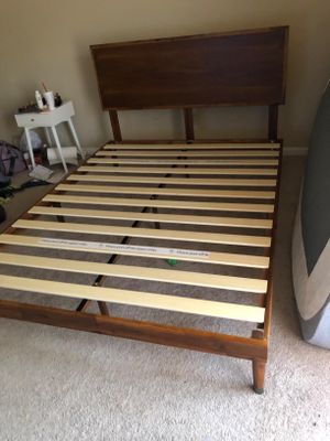 Photo New Queen size Zinus Deluxe Mid-Century Wood Platform Bed with Adjustable height Headboard