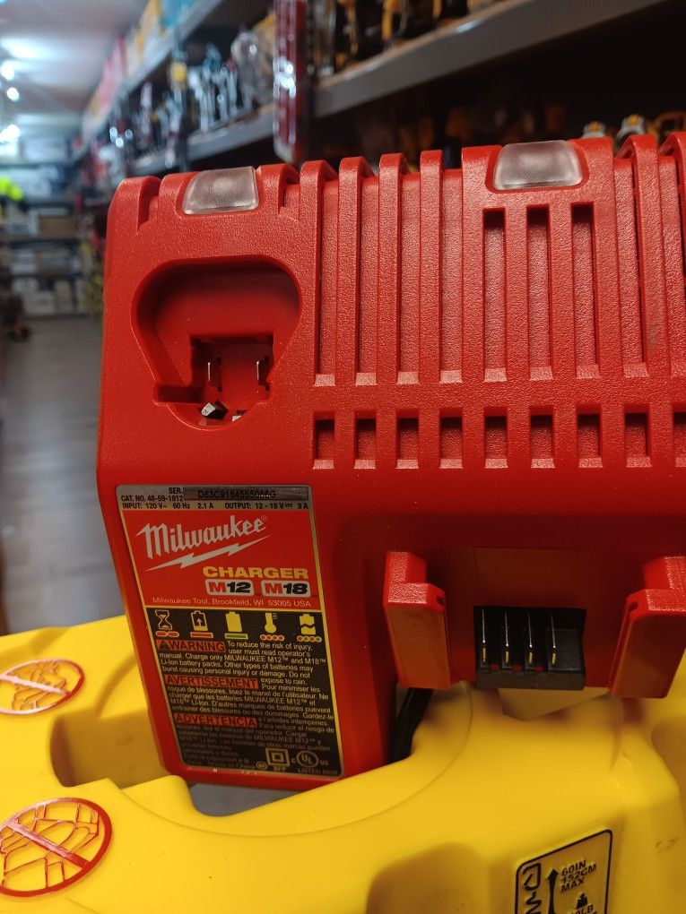 MILWAUKEE M18 CHARGER 