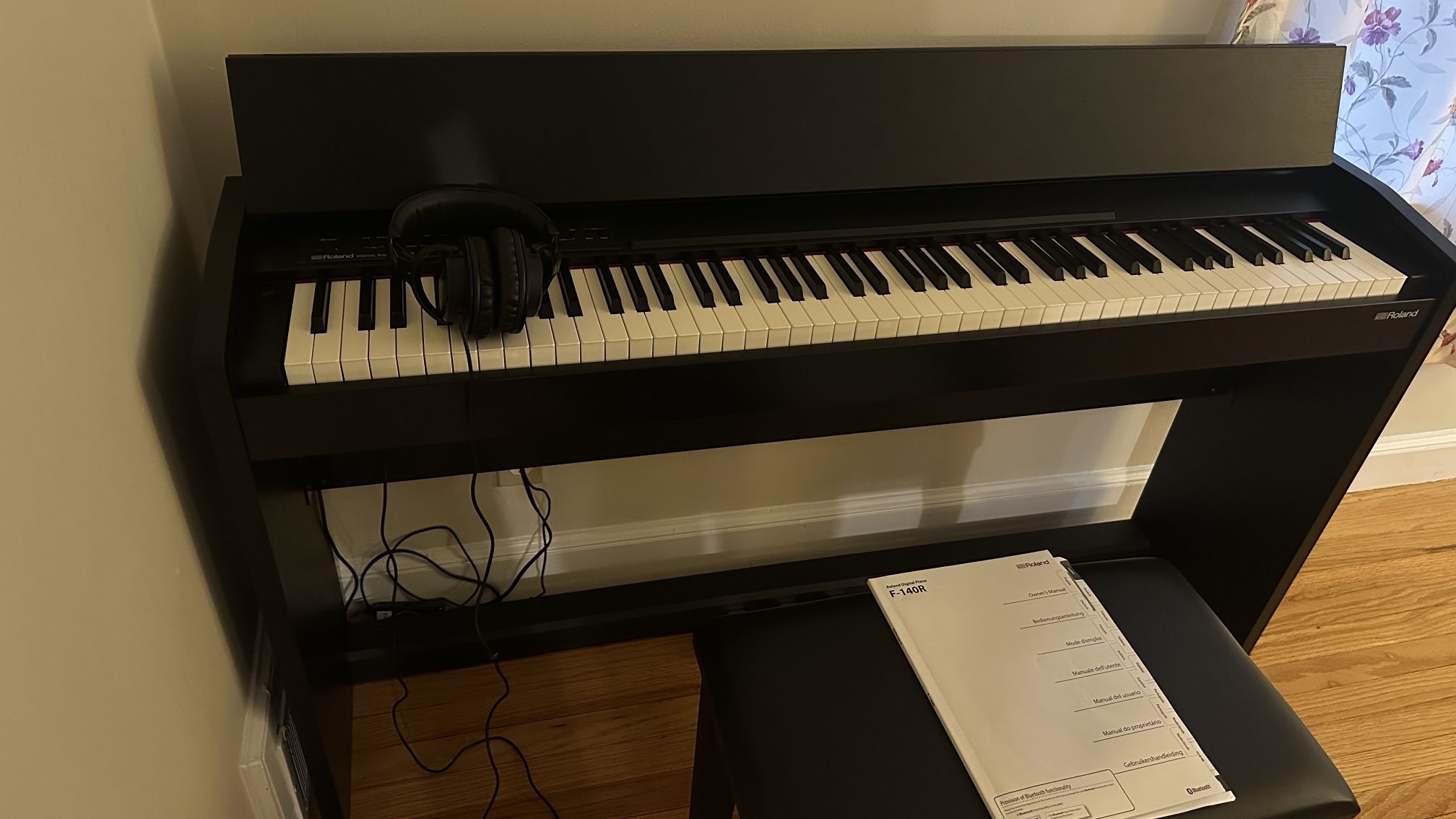 Like new Roland Piano, Electric Piano F-140R