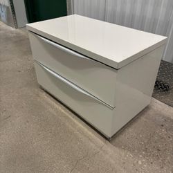 Modum made Italy white lacquer finish large 2 drawer middle end table