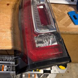 GMC Yukon Taillight 