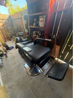 Professional Hydraulic Barber Chair – Black