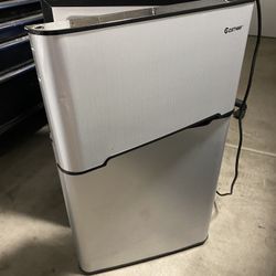 castaway 3.2 Cu Ft Mini Fridge and Freezer