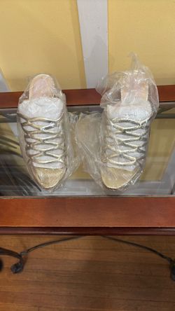 Elie Tahari 100% Champagne Leather Slides