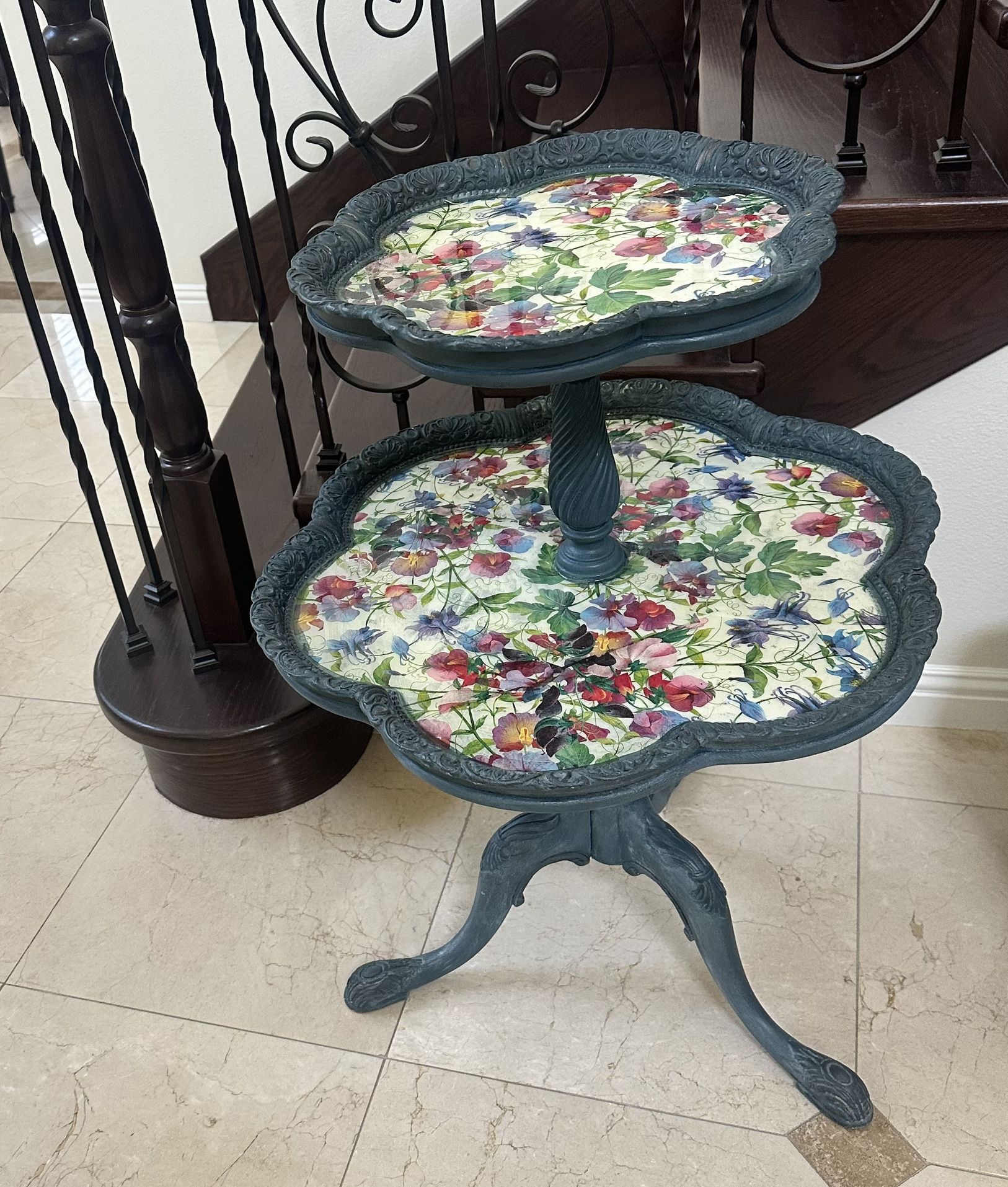 Vintage Pedestal Table: Side Table; Vintage; Antique