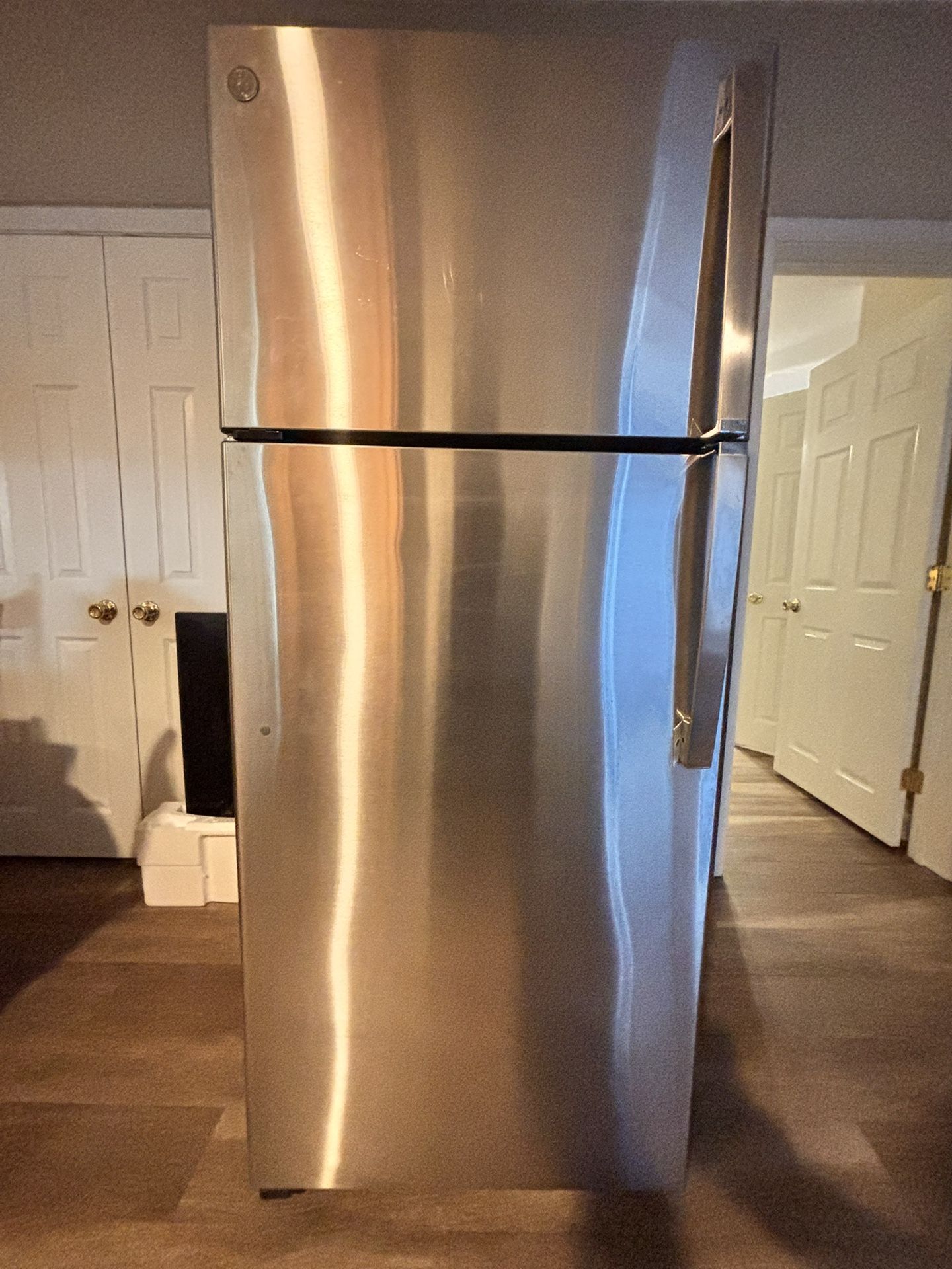 Stainless steel GE 17.5 CF Top-Freezer Refrigerator