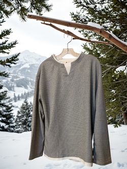 Men’s Size Large Gray Waffle Knit V-Neck Contrasting White Inner Layer T-Shirt