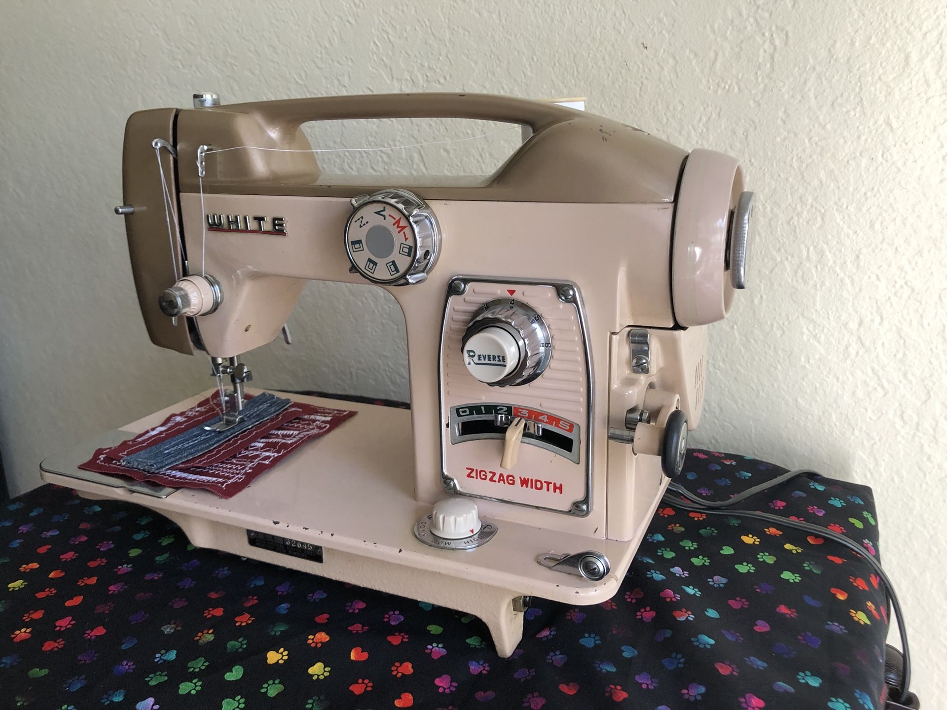 1964 Vintage White 764 in working condition sewing machine