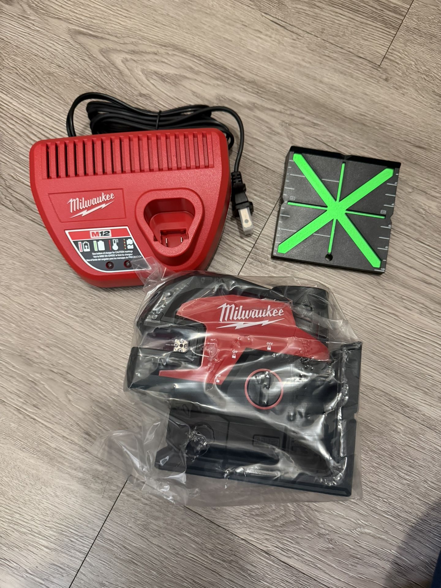 M12 12-Volt Lithium-Ion Cordless Green Cross Line and 4-Points Laser Level Kit