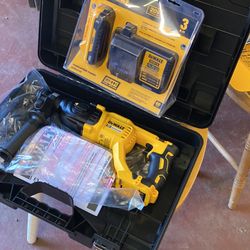 DEWALT 20-Volt MAX Cordless Brushless 1 in. SDS Plus D-Handle Concrete & Masonry Rotary Hammer (Battery And Charger ) kit 