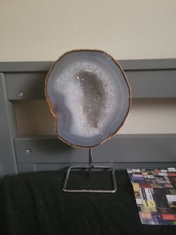 agate geode slice with a druzy/quartz center