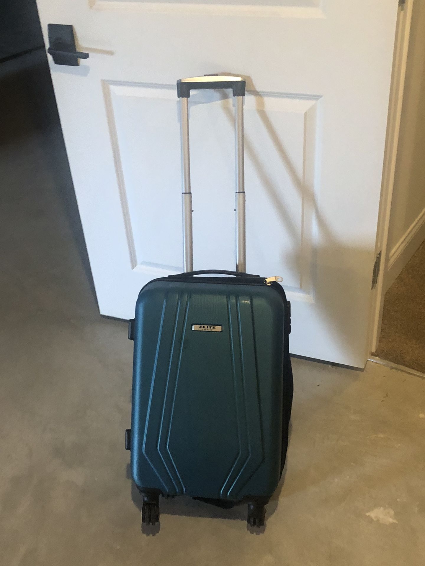 Hard Side Carry On Roller Suitcase 