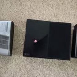Xbox 360 halo reach silver + Xbox 360 black + Xbox 1 (untested) for parts/repair