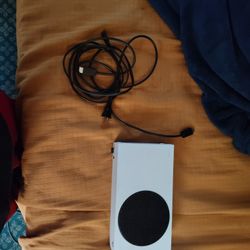 Selling Xbox Series S For $300 With Extra Controller And RGB Controller Keyboard 