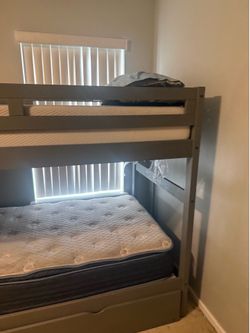 Twin bunk Beds, w/pull out bed