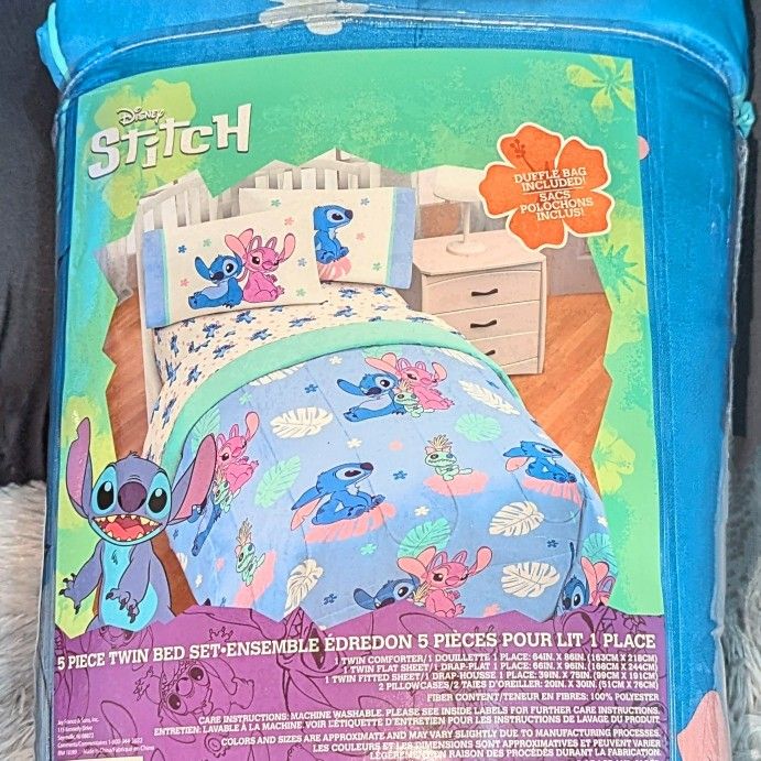 Disney Lilo and Stitch Twin Size Comforter Set - 4 Piece Bedding Set With Bonus Duffle Bag, New in package.
