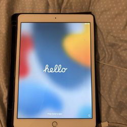 7th Gen iPad With Charger 