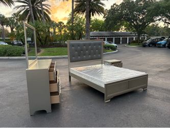 Beautiful Bedroom Set Queen Size Solid Wood Silver Color In Excellent Condition by Coaster Furnitur