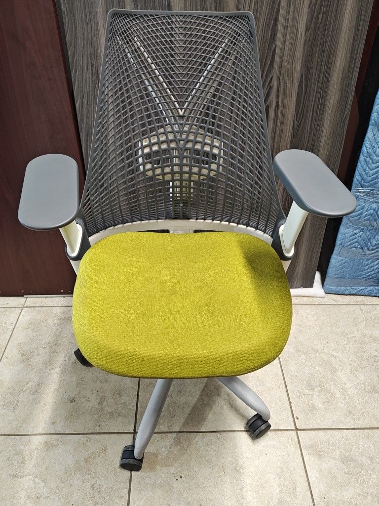 Elegant Herman Miller Sayl Office Desk Chair With Adjustable Lumbar Support