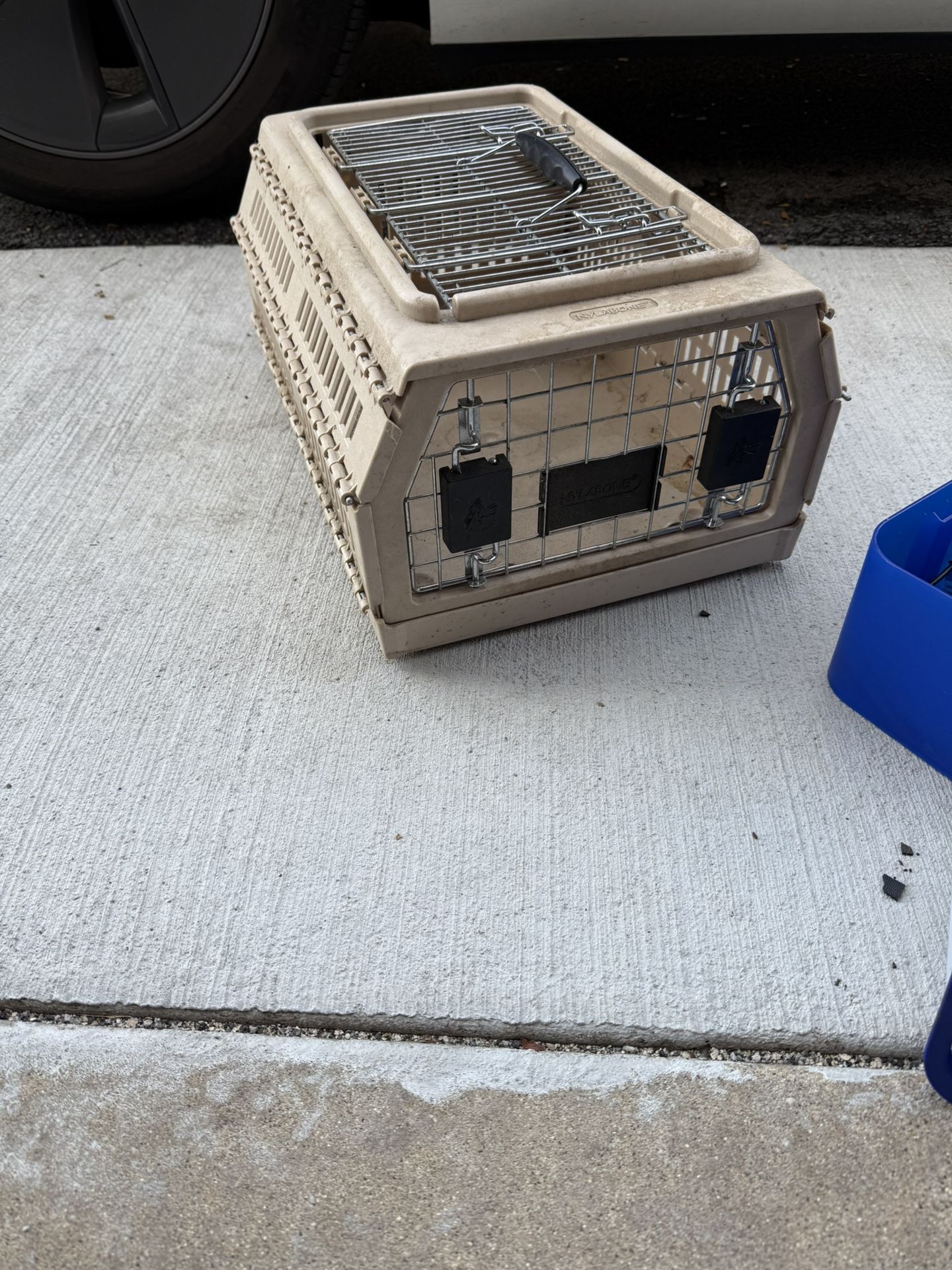 Cat Carrier With Two Bowls 