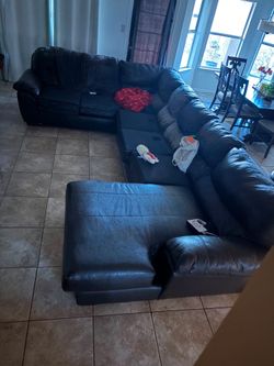 FREE  GRATISBeautiful dark brown sectional.  Vinyl peeling but very comfortable