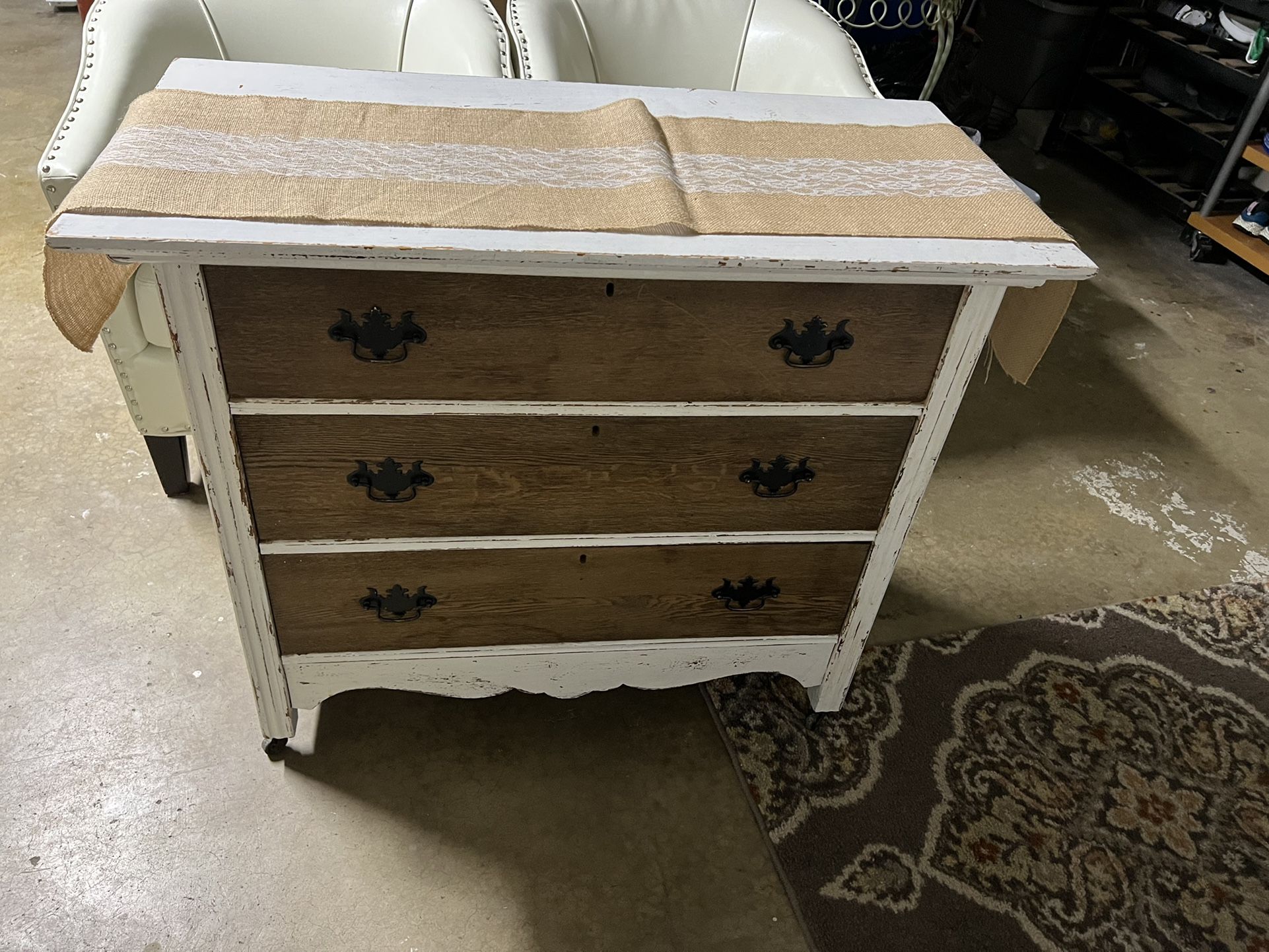 an old dresser in good condition in pure wood is white with wood-colored drawers