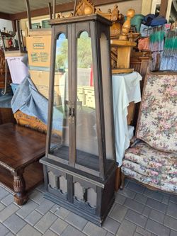 Vintage curio display cabinet, please read the info.