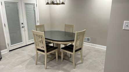 Dining Room Table and 4 Chairs 
