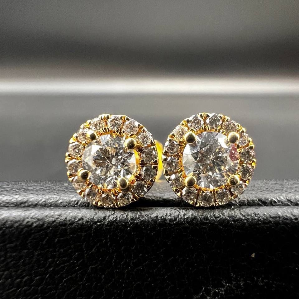 14K Solid Yellow Gold Earrings 0.55 cwt round cut diamond. Total weight: 1g.