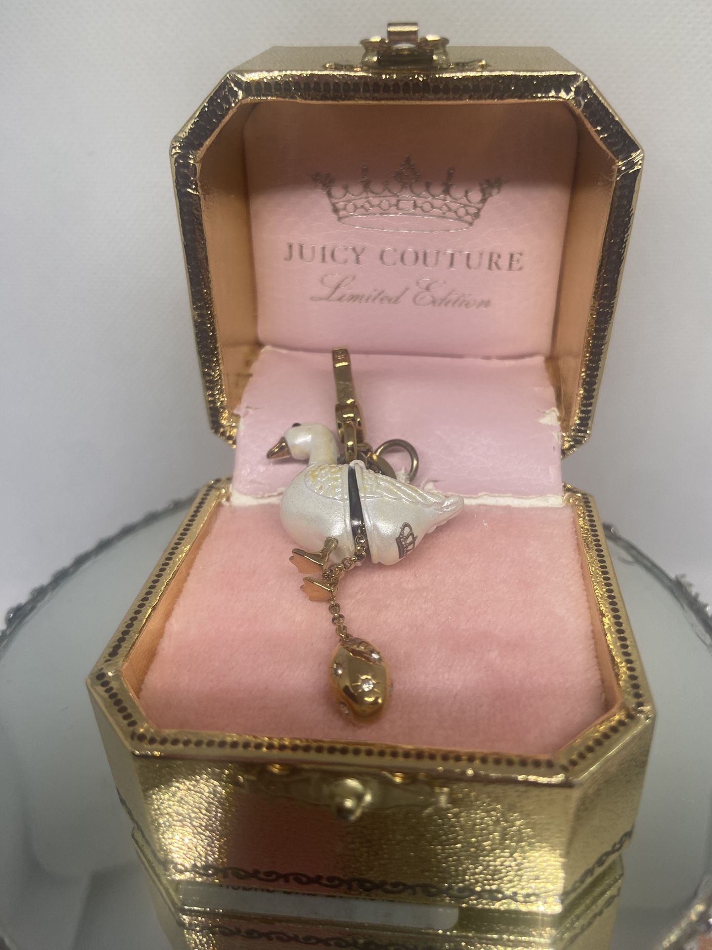 Limited Edition 2010 Juicy Couture Goose With Gold Egg With Charm Bracelet YJRU3743 In Original Box
