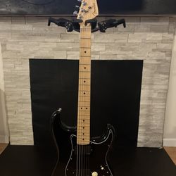 Fender Guitar (black Stratocaster ) 75 A