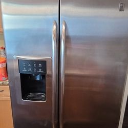 GE STAINLESS STEEL REFRIGERATOR, FREE DELIVERY AND INSTALLATION, CREDIT/ DEBIT CARDS ACCEPTED, 30 DAYS WARRANTY