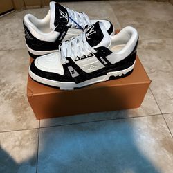 Lv trainers size 9. 5 men’s