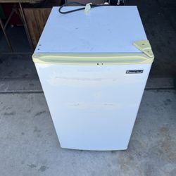 Nevera Pequeña for Sale in Las Vegas, NV - OfferUp