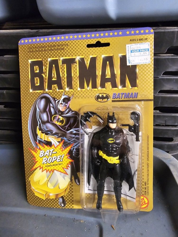 Overview



The Vintage 1989 Toy Biz Batman action figure with Bat-Rope And The Joker!