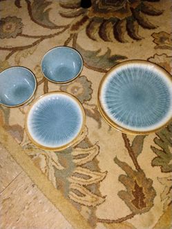 4 dinner plates 2 small bowls 2 cake plate pickup only cash