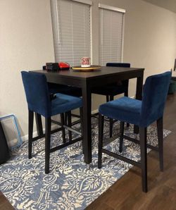 Breakfast table with chairs