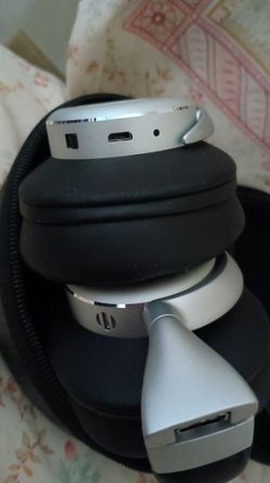 BOHM Headphone Audio Stereo like new with charging cable