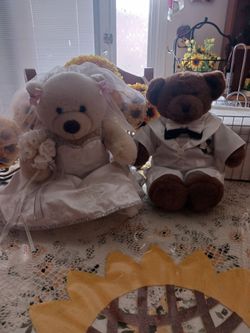Know anyone getting married? This would make a great gift for the bride and groom, very clean they have been stored in a clear bag for 20 years...BUIL