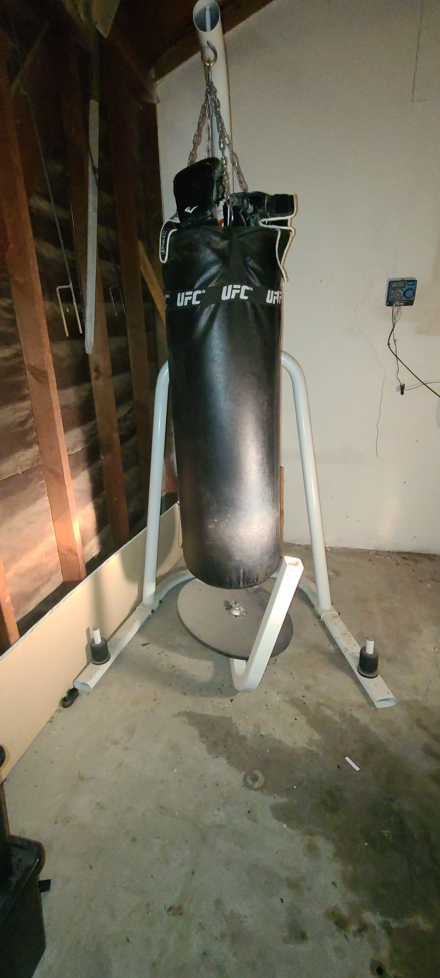 Ufc Heavy Bag And Speed Bag Holder W/ Gloves